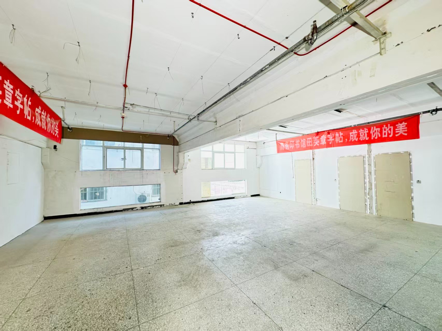 上阳西二街重点吸引人工智能应用、数字经济、电商直播、智能制造服务、软件开发、科技创新企业及创业团队入驻